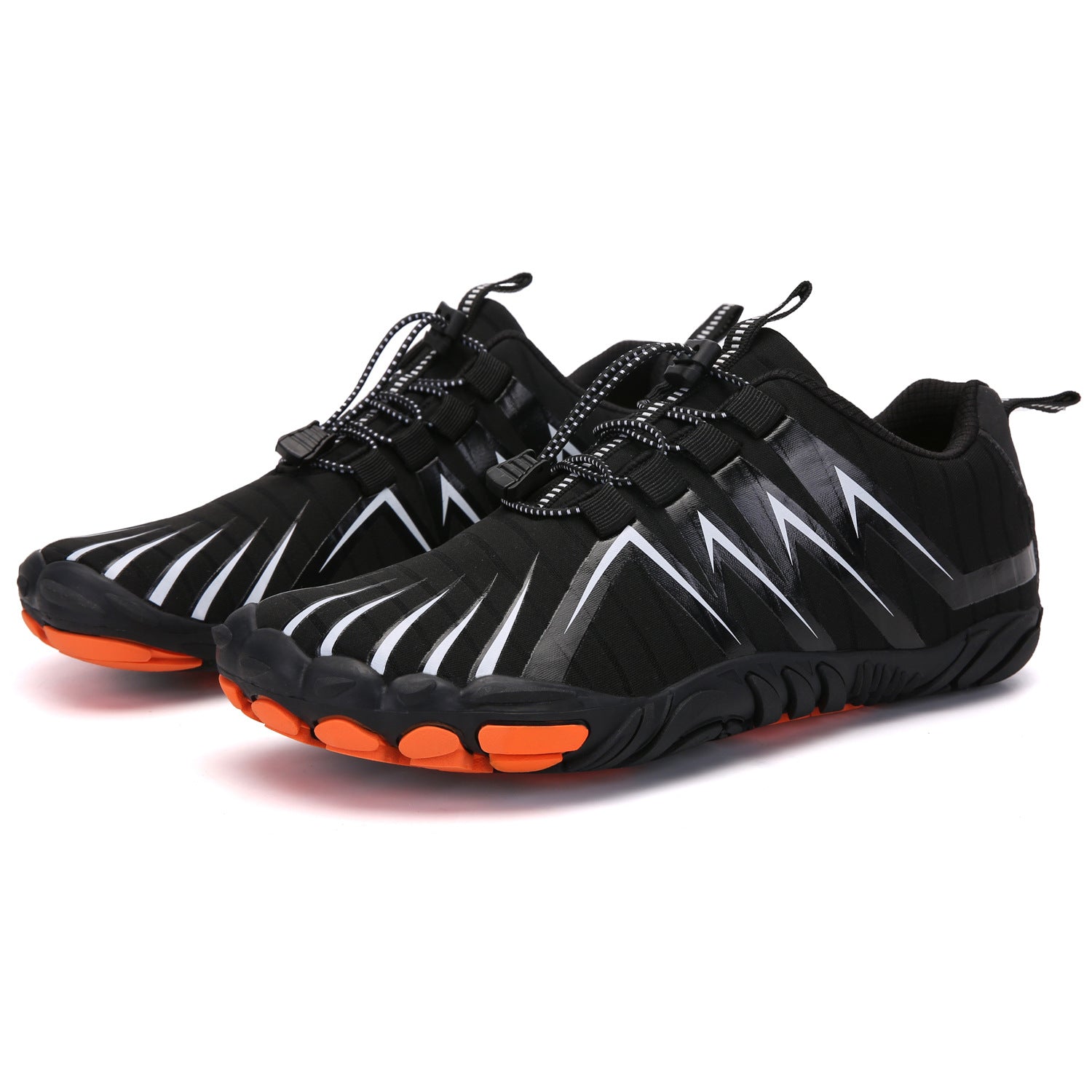 Chaussures pieds nus Grounda de Yuhmae en version noire avec semelle orange et lacets rapides offrant une expérience de marche naturelle un excellent maintien une durabilité renforcée et un confort optimal pour une utilisation quotidienne respectueuse de la posture et de la forme naturelle du pied