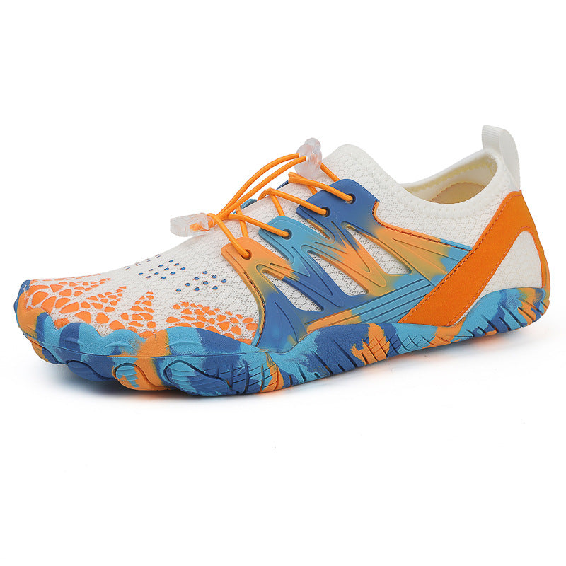 photo studio de la chaussure TerraFlex minimaliste en orange et bleu, conçue pour offrir un confort naturel et une liberté de mouvement exceptionnelle. Cette chaussure ultralégÚre et respirante est parfaite pour un usage quotidien, améliorant la posture naturelle du pied tout en réduisant la fatigue. Adaptée aux amateurs de marche pieds nus, elle combine durabilité et performance, validée par des podologues pour un confort optimal toute la journée.