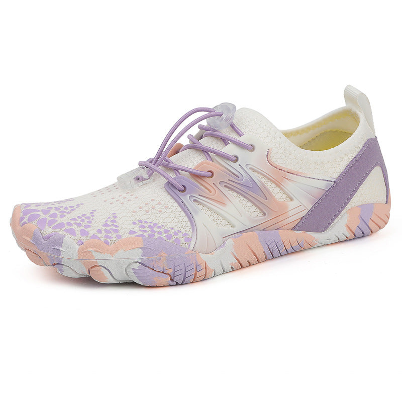 photo studio de la chaussure TerraFlex minimaliste aux couleurs violette, rose et blanche, conçue pour offrir un confort naturel et une libertĂ© totale de mouvement. Cette chaussure ultralĂ©gĂšre et respirante est idĂ©ale pour un usage quotidien, rĂ©duisant la fatigue des pieds et amĂ©liorant la posture naturelle. AdaptĂ©e Ă la marche pieds nus, elle allie durabilitĂ© et confort, validĂ©e par des podologues pour un bien-ĂȘtre optimal toute la journĂ©e.