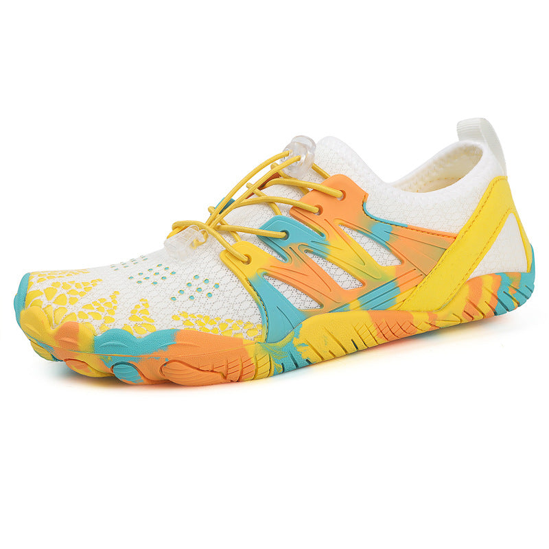photo studio de la chaussure TerraFlex minimaliste aux couleurs jaune, bleu et orange, conçue pour offrir un confort naturel et une liberté totale de mouvement. Cette chaussure ultralégère et respirante est idéale pour un usage quotidien, réduisant la fatigue des pieds et améliorant la posture naturelle. Adaptée à la marche pieds nus, elle allie durabilité et confort, validée par des podologues pour un bien-être optimal toute la journée.